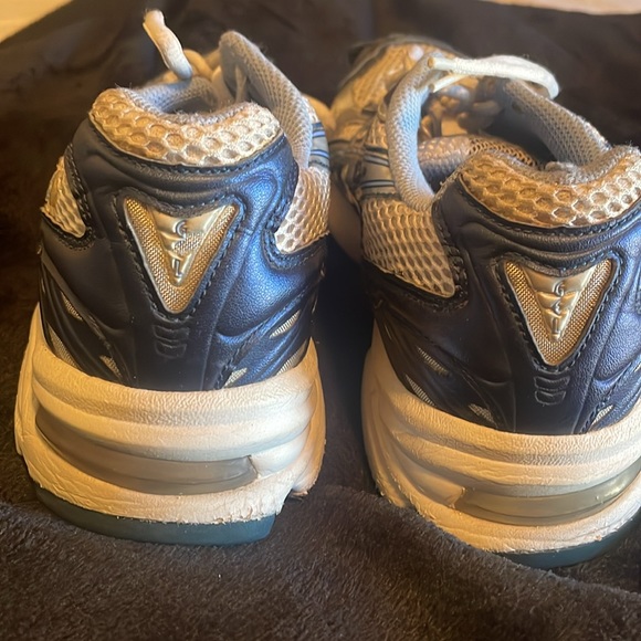 ASICS - Picture 2 of 6